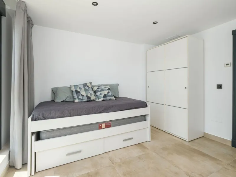 Here is a fantastic townhouse with a location that everyone wants. Lower Torreblanca with walking distance to EVERYTHING, to the sea, to restaurants and to communication. Newly built in 2020 and that means all amenities are there! How about: underfloor he