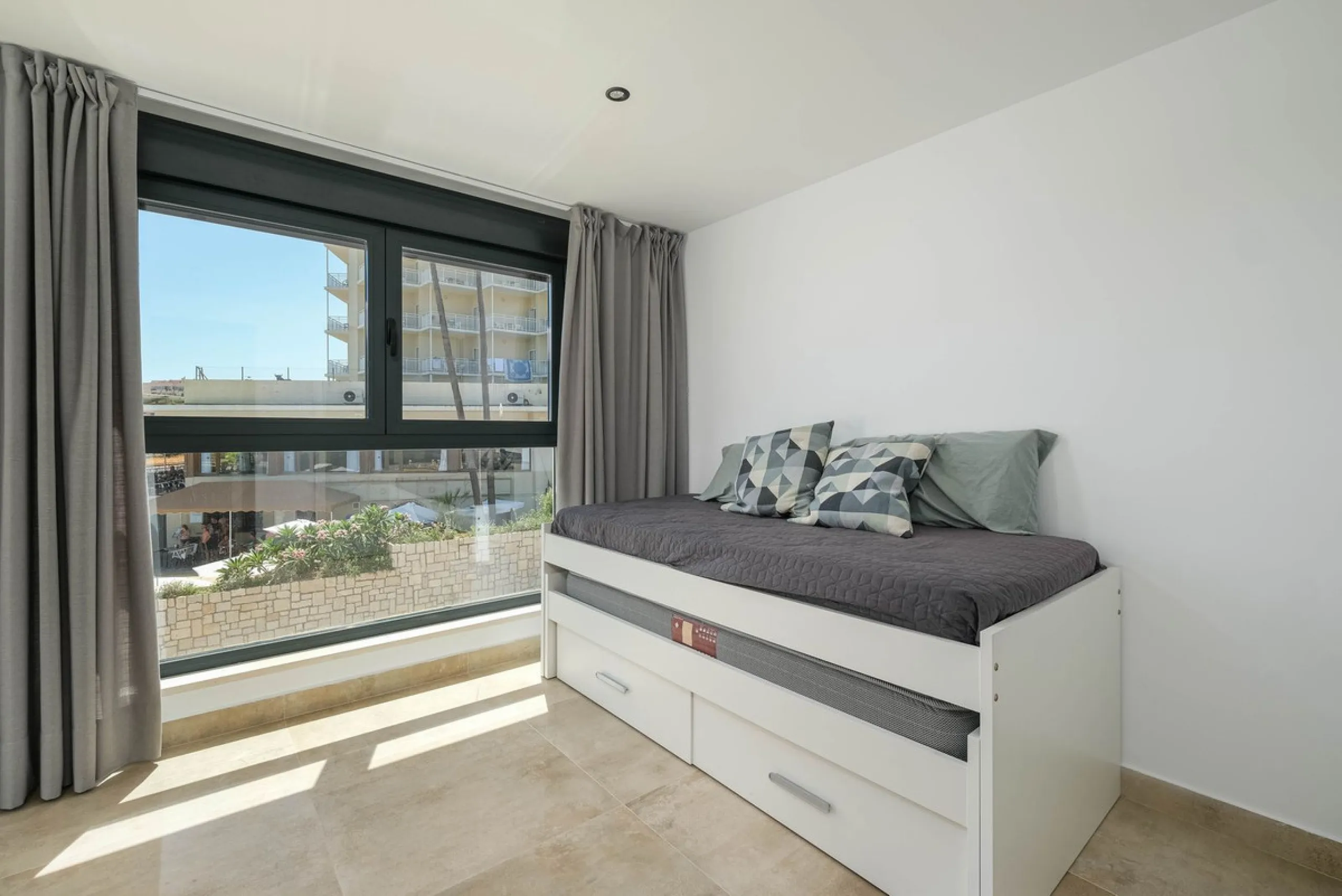 Here is a fantastic townhouse with a location that everyone wants. Lower Torreblanca with walking distance to EVERYTHING, to the sea, to restaurants and to communication. Newly built in 2020 and that means all amenities are there! How about: underfloor he