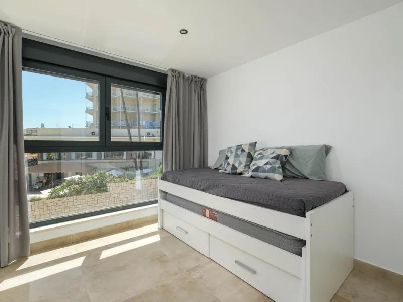 Here is a fantastic townhouse with a location that everyone wants. Lower Torreblanca with walking distance to EVERYTHING, to the sea, to restaurants and to communication. Newly built in 2020 and that means all amenities are there! How about: underfloor he