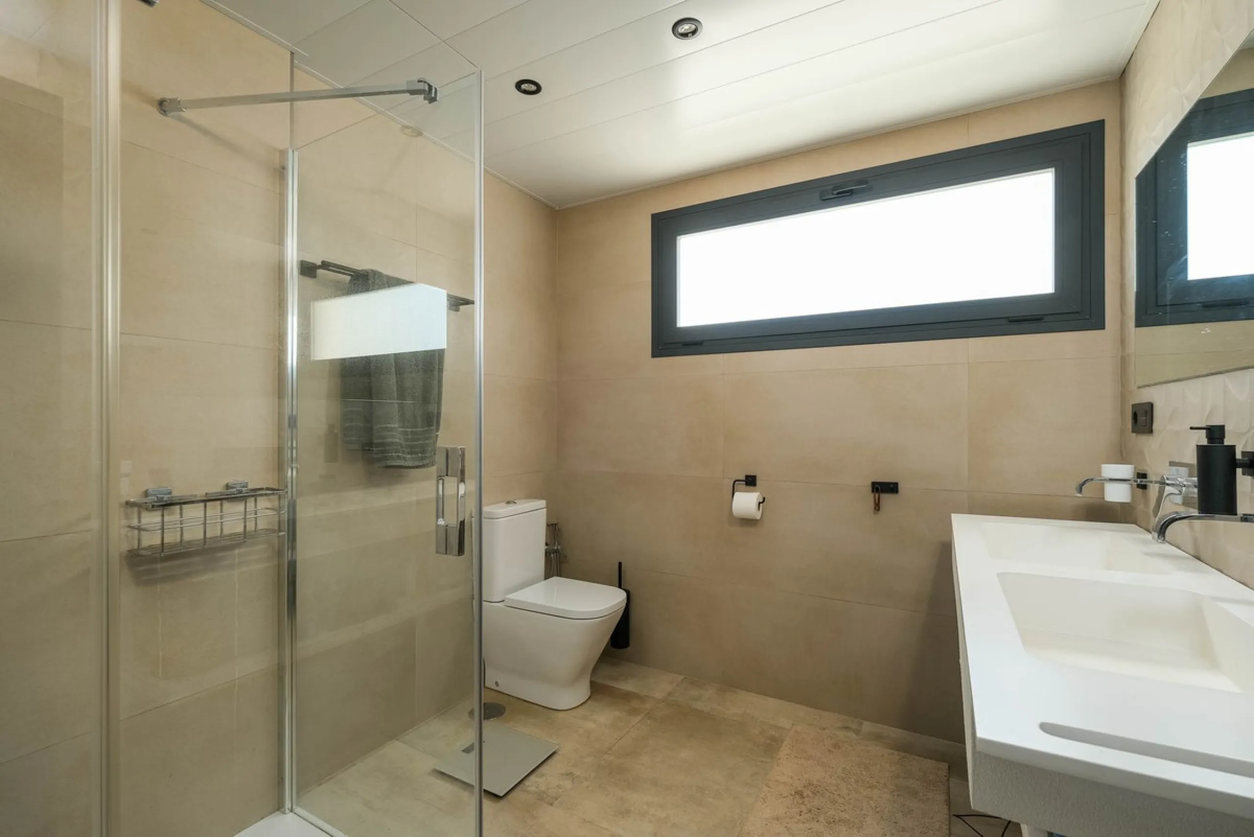 Here is a fantastic townhouse with a location that everyone wants. Lower Torreblanca with walking distance to EVERYTHING, to the sea, to restaurants and to communication. Newly built in 2020 and that means all amenities are there! How about: underfloor he