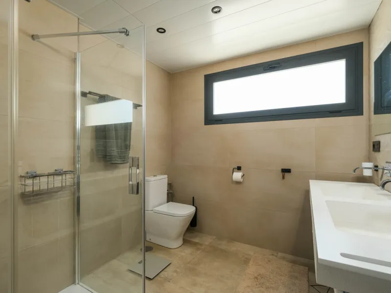 Here is a fantastic townhouse with a location that everyone wants. Lower Torreblanca with walking distance to EVERYTHING, to the sea, to restaurants and to communication. Newly built in 2020 and that means all amenities are there! How about: underfloor he
