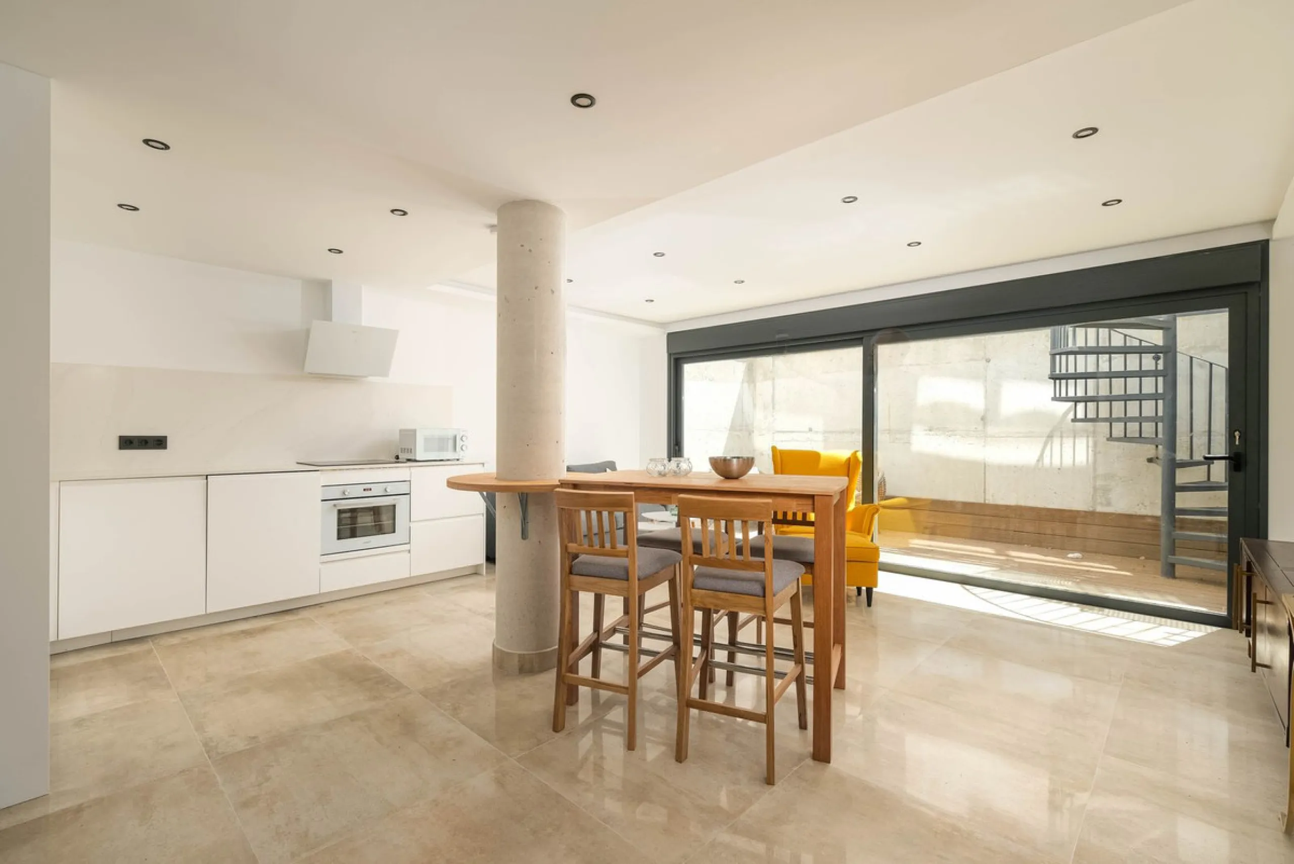 Here is a fantastic townhouse with a location that everyone wants. Lower Torreblanca with walking distance to EVERYTHING, to the sea, to restaurants and to communication. Newly built in 2020 and that means all amenities are there! How about: underfloor he