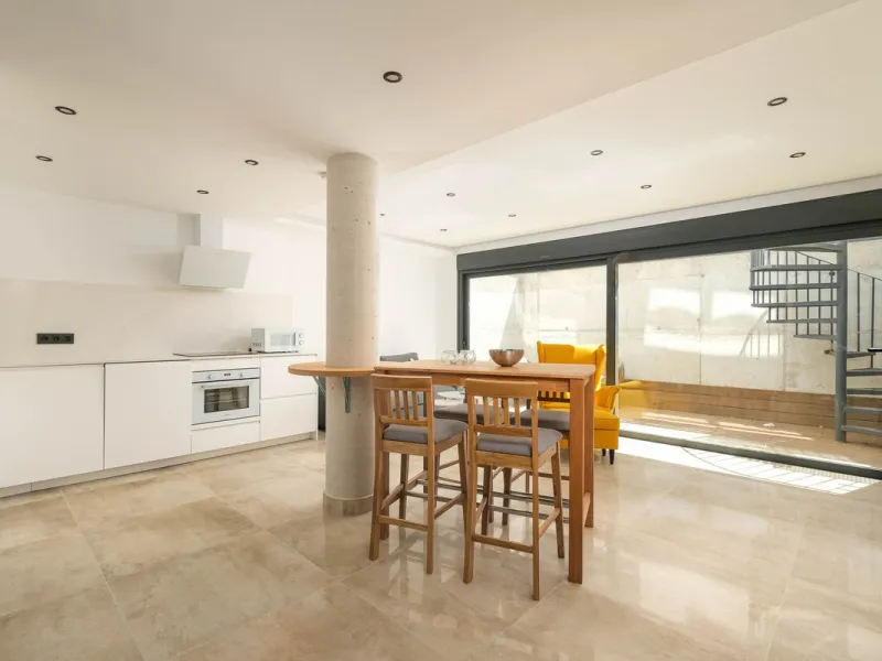 Here is a fantastic townhouse with a location that everyone wants. Lower Torreblanca with walking distance to EVERYTHING, to the sea, to restaurants and to communication. Newly built in 2020 and that means all amenities are there! How about: underfloor he