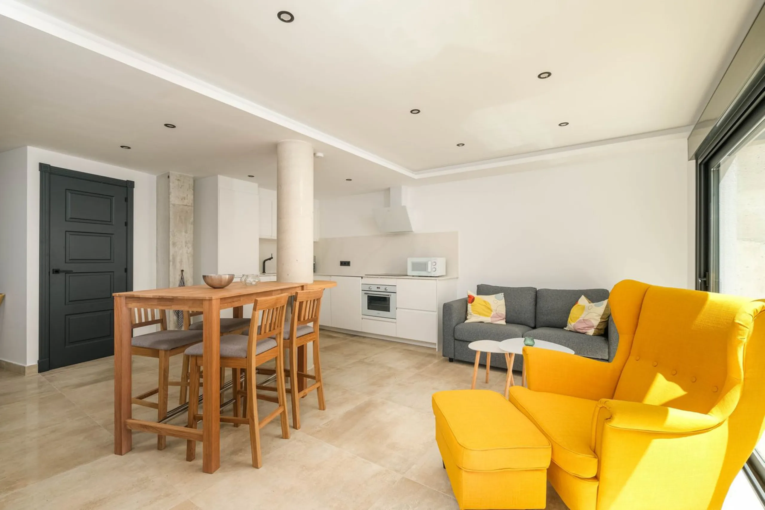 Here is a fantastic townhouse with a location that everyone wants. Lower Torreblanca with walking distance to EVERYTHING, to the sea, to restaurants and to communication. Newly built in 2020 and that means all amenities are there! How about: underfloor he