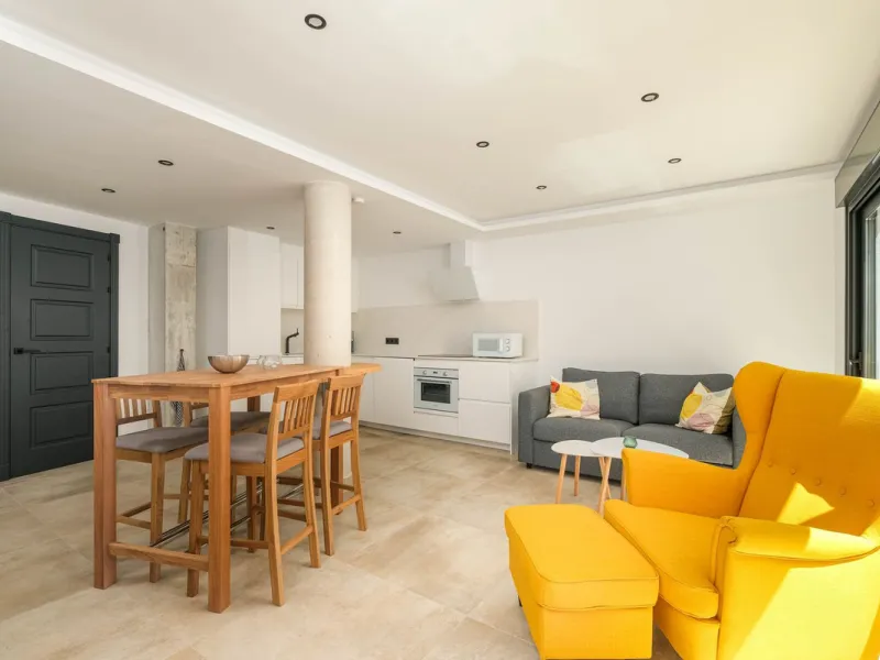 Here is a fantastic townhouse with a location that everyone wants. Lower Torreblanca with walking distance to EVERYTHING, to the sea, to restaurants and to communication. Newly built in 2020 and that means all amenities are there! How about: underfloor he