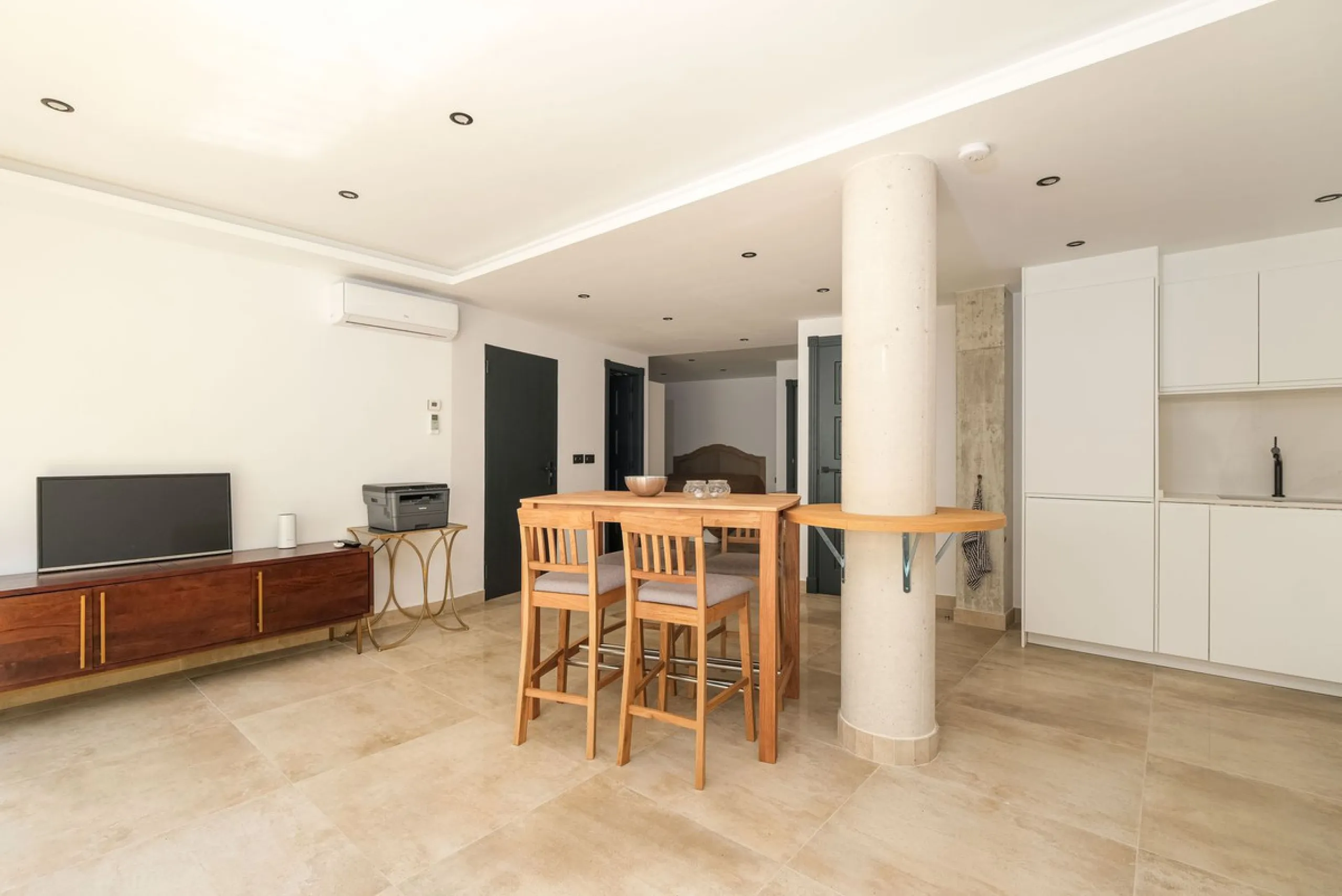 Here is a fantastic townhouse with a location that everyone wants. Lower Torreblanca with walking distance to EVERYTHING, to the sea, to restaurants and to communication. Newly built in 2020 and that means all amenities are there! How about: underfloor he