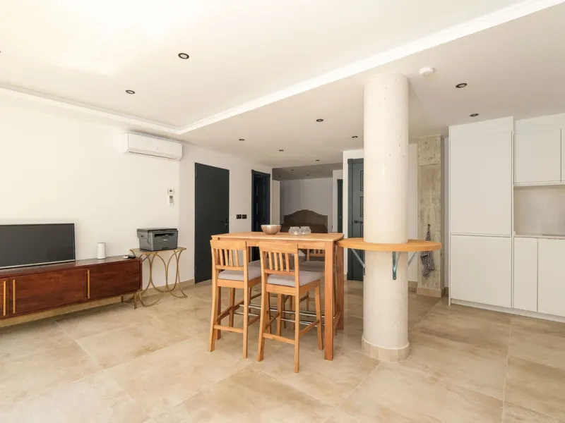 Here is a fantastic townhouse with a location that everyone wants. Lower Torreblanca with walking distance to EVERYTHING, to the sea, to restaurants and to communication. Newly built in 2020 and that means all amenities are there! How about: underfloor he