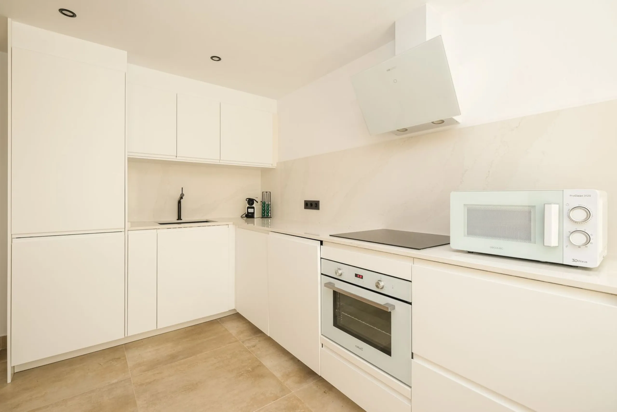 Here is a fantastic townhouse with a location that everyone wants. Lower Torreblanca with walking distance to EVERYTHING, to the sea, to restaurants and to communication. Newly built in 2020 and that means all amenities are there! How about: underfloor he