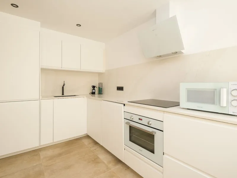 Here is a fantastic townhouse with a location that everyone wants. Lower Torreblanca with walking distance to EVERYTHING, to the sea, to restaurants and to communication. Newly built in 2020 and that means all amenities are there! How about: underfloor he