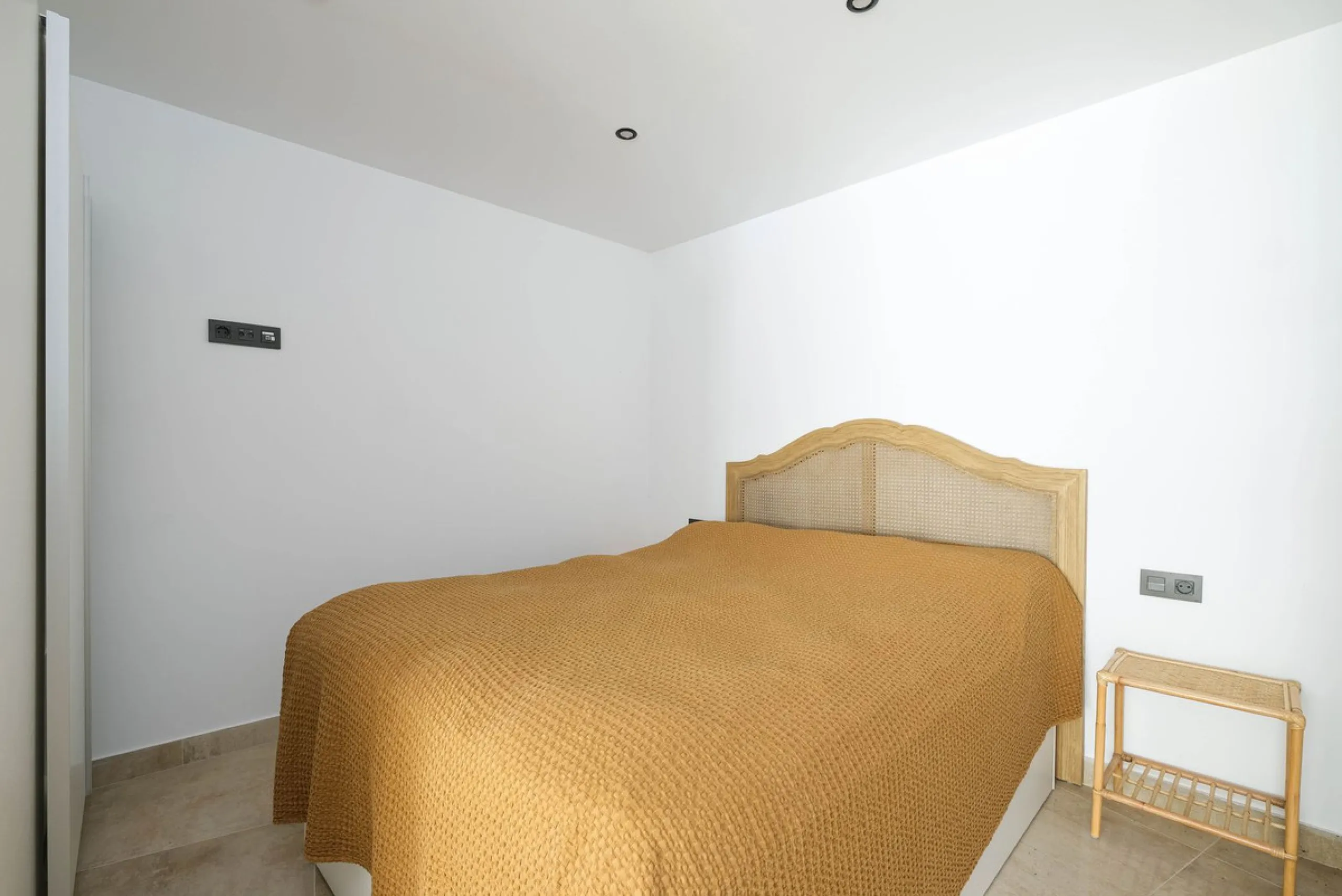 Here is a fantastic townhouse with a location that everyone wants. Lower Torreblanca with walking distance to EVERYTHING, to the sea, to restaurants and to communication. Newly built in 2020 and that means all amenities are there! How about: underfloor he