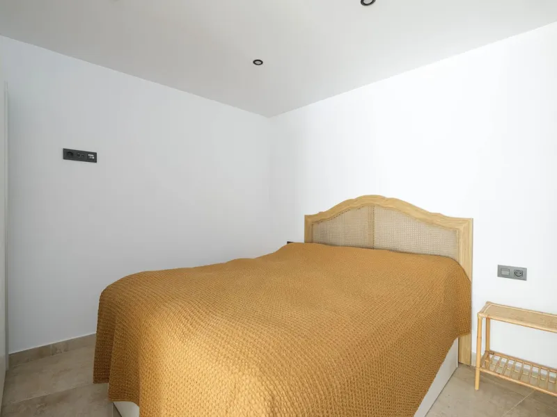 Here is a fantastic townhouse with a location that everyone wants. Lower Torreblanca with walking distance to EVERYTHING, to the sea, to restaurants and to communication. Newly built in 2020 and that means all amenities are there! How about: underfloor he