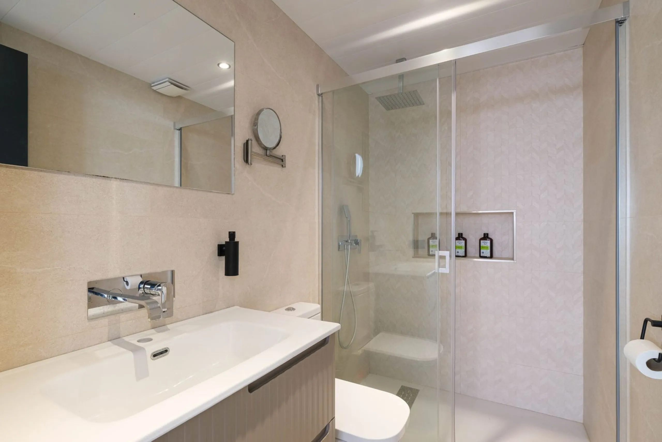 Here is a fantastic townhouse with a location that everyone wants. Lower Torreblanca with walking distance to EVERYTHING, to the sea, to restaurants and to communication. Newly built in 2020 and that means all amenities are there! How about: underfloor he