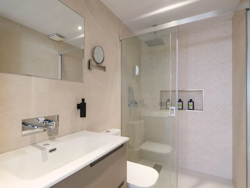 Here is a fantastic townhouse with a location that everyone wants. Lower Torreblanca with walking distance to EVERYTHING, to the sea, to restaurants and to communication. Newly built in 2020 and that means all amenities are there! How about: underfloor he
