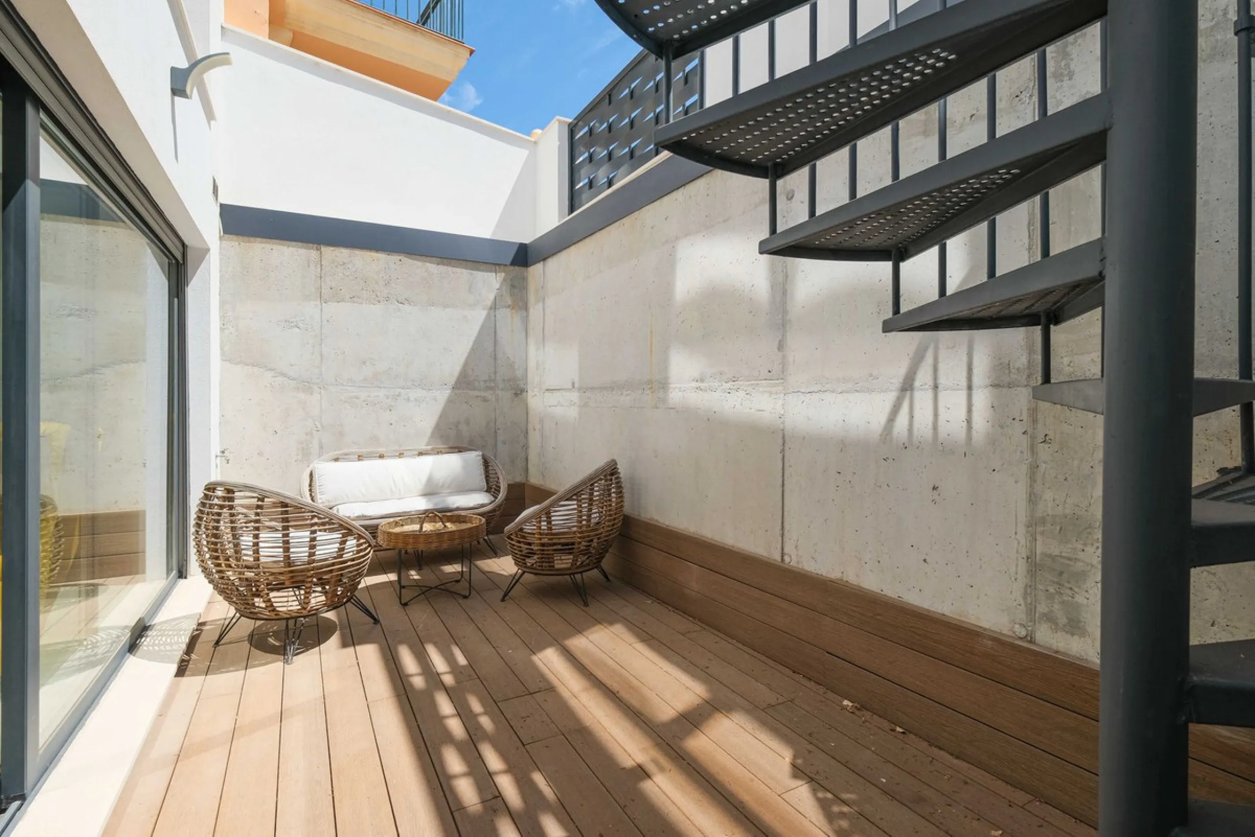 Here is a fantastic townhouse with a location that everyone wants. Lower Torreblanca with walking distance to EVERYTHING, to the sea, to restaurants and to communication. Newly built in 2020 and that means all amenities are there! How about: underfloor he