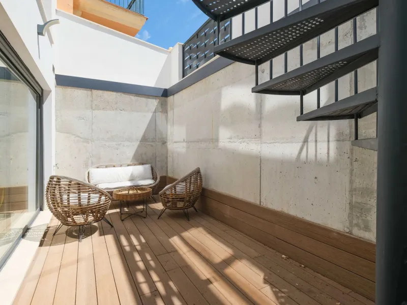 Here is a fantastic townhouse with a location that everyone wants. Lower Torreblanca with walking distance to EVERYTHING, to the sea, to restaurants and to communication. Newly built in 2020 and that means all amenities are there! How about: underfloor he