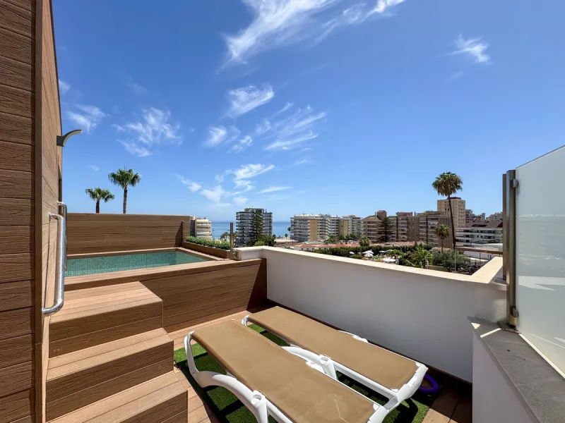 Here is a fantastic townhouse with a location that everyone wants. Lower Torreblanca with walking distance to EVERYTHING, to the sea, to restaurants and to communication. Newly built in 2020 and that means all amenities are there! How about: underfloor he