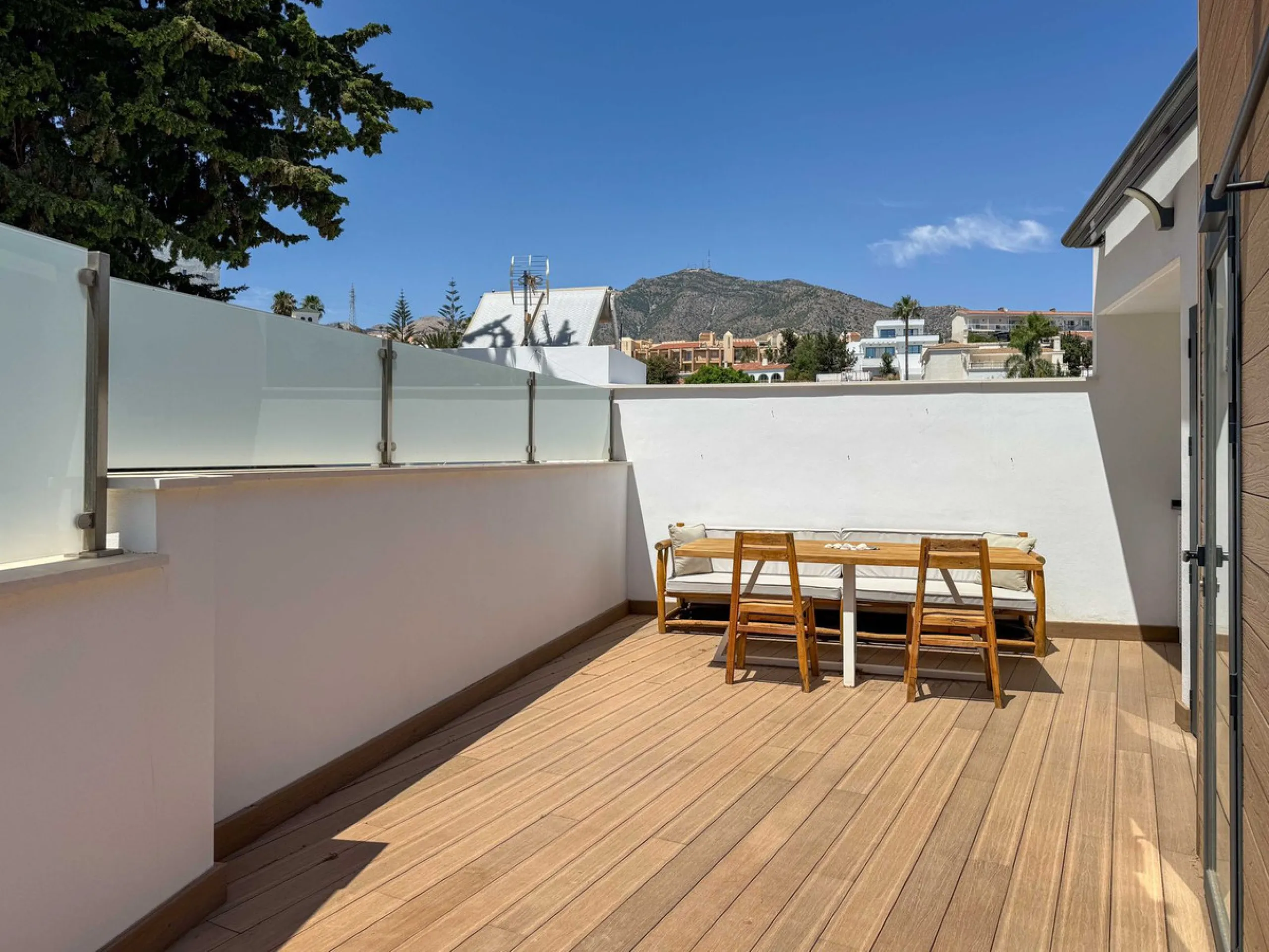 Here is a fantastic townhouse with a location that everyone wants. Lower Torreblanca with walking distance to EVERYTHING, to the sea, to restaurants and to communication. Newly built in 2020 and that means all amenities are there! How about: underfloor he