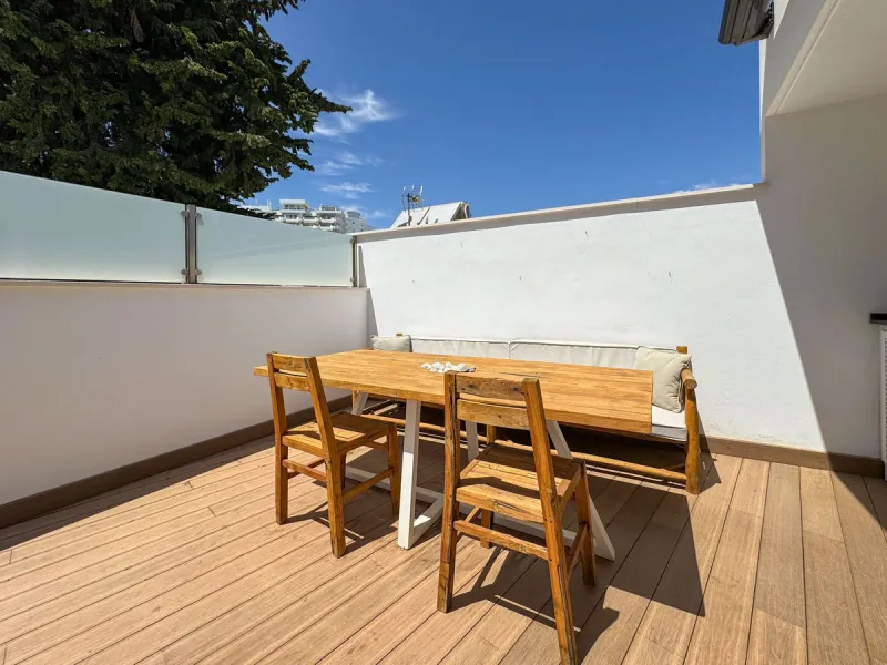 Here is a fantastic townhouse with a location that everyone wants. Lower Torreblanca with walking distance to EVERYTHING, to the sea, to restaurants and to communication. Newly built in 2020 and that means all amenities are there! How about: underfloor he