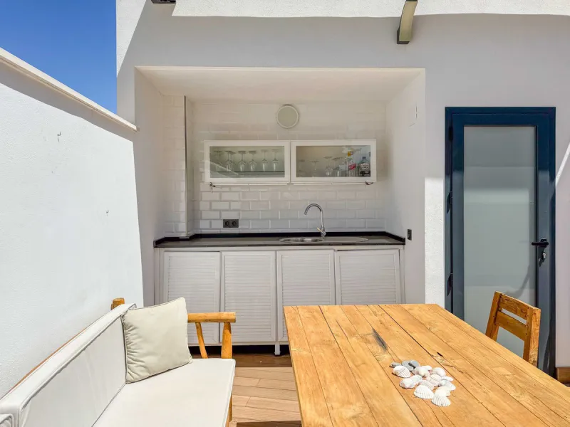 Here is a fantastic townhouse with a location that everyone wants. Lower Torreblanca with walking distance to EVERYTHING, to the sea, to restaurants and to communication. Newly built in 2020 and that means all amenities are there! How about: underfloor he
