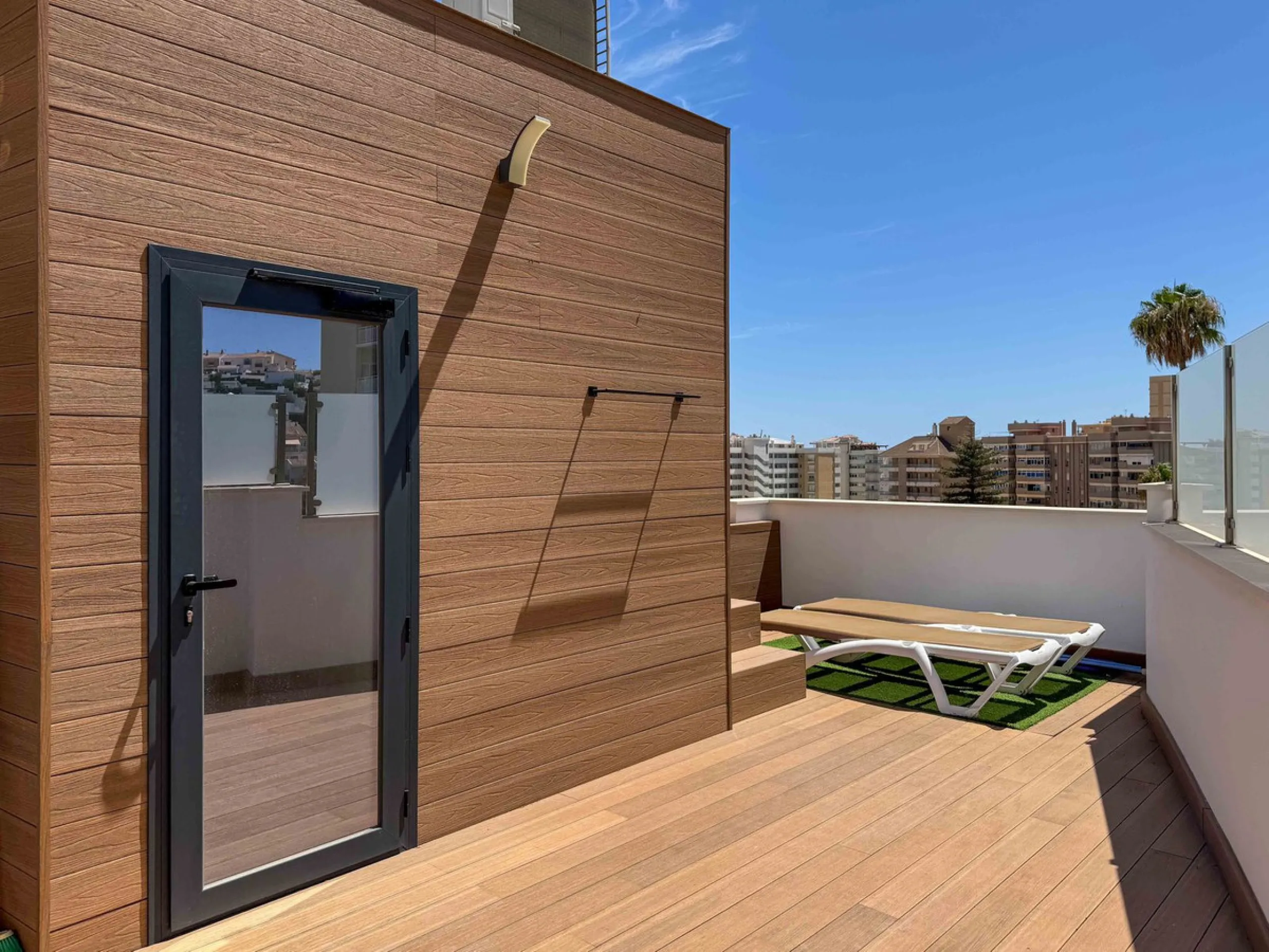 Here is a fantastic townhouse with a location that everyone wants. Lower Torreblanca with walking distance to EVERYTHING, to the sea, to restaurants and to communication. Newly built in 2020 and that means all amenities are there! How about: underfloor he