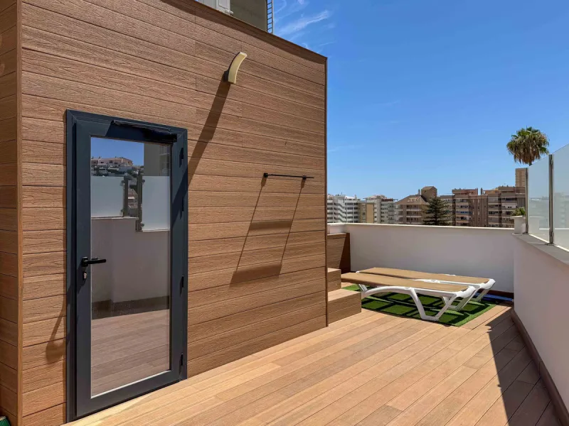 Here is a fantastic townhouse with a location that everyone wants. Lower Torreblanca with walking distance to EVERYTHING, to the sea, to restaurants and to communication. Newly built in 2020 and that means all amenities are there! How about: underfloor he