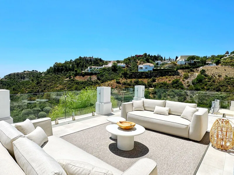Stunning Villa in the Heart of El Madroñal with Breathtaking Views