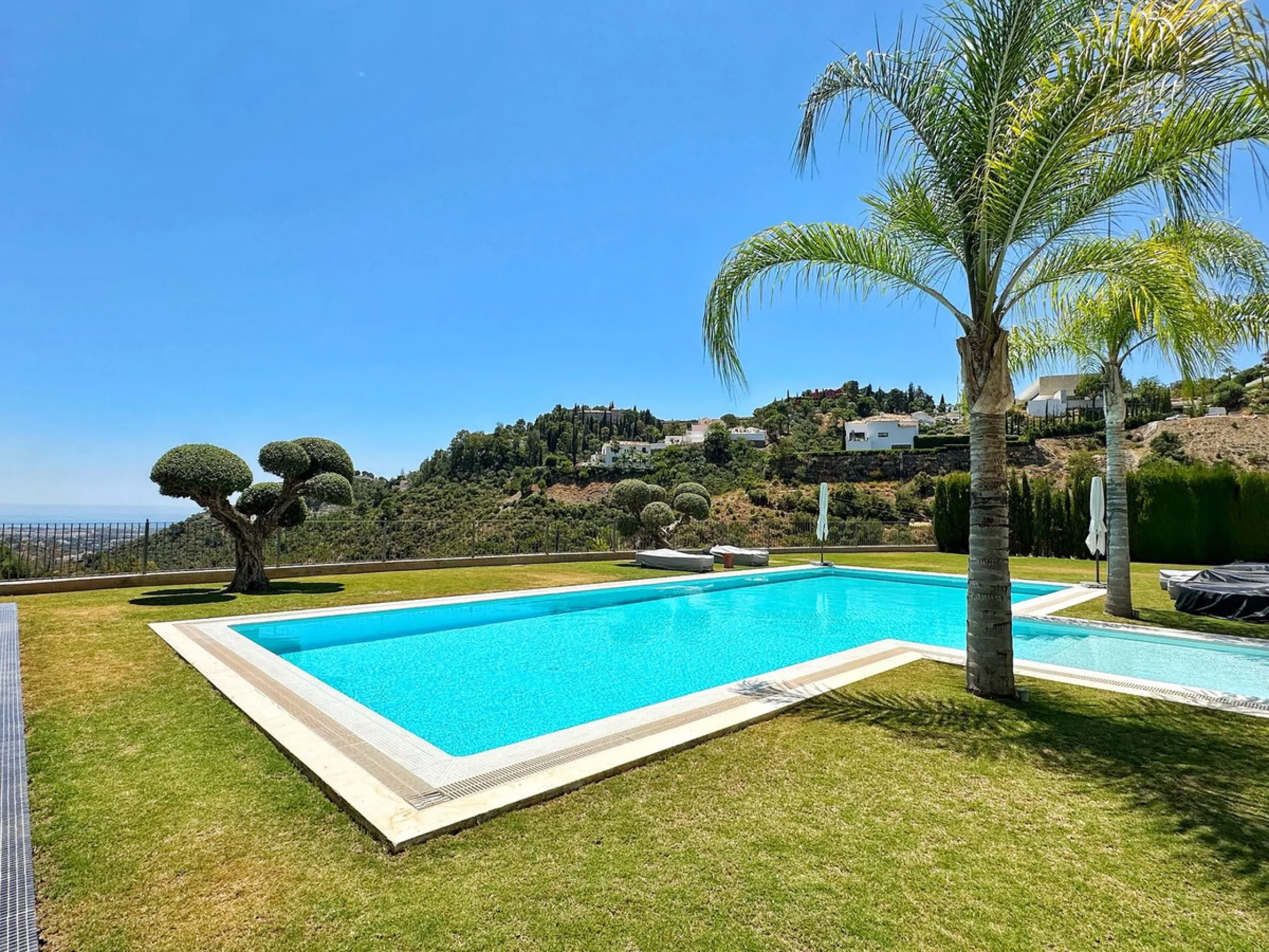 Stunning Villa in the Heart of El Madroñal with Breathtaking Views