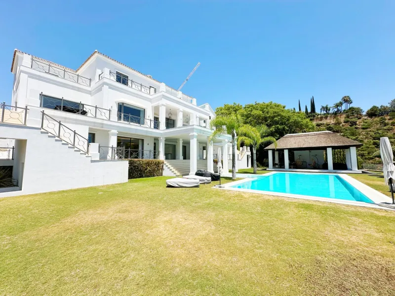 Stunning Villa in the Heart of El Madroñal with Breathtaking Views