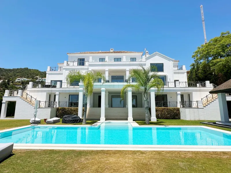 Stunning Villa in the Heart of El Madroñal with Breathtaking Views