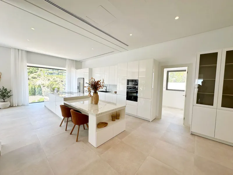 Stunning Villa in the Heart of El Madroñal with Breathtaking Views