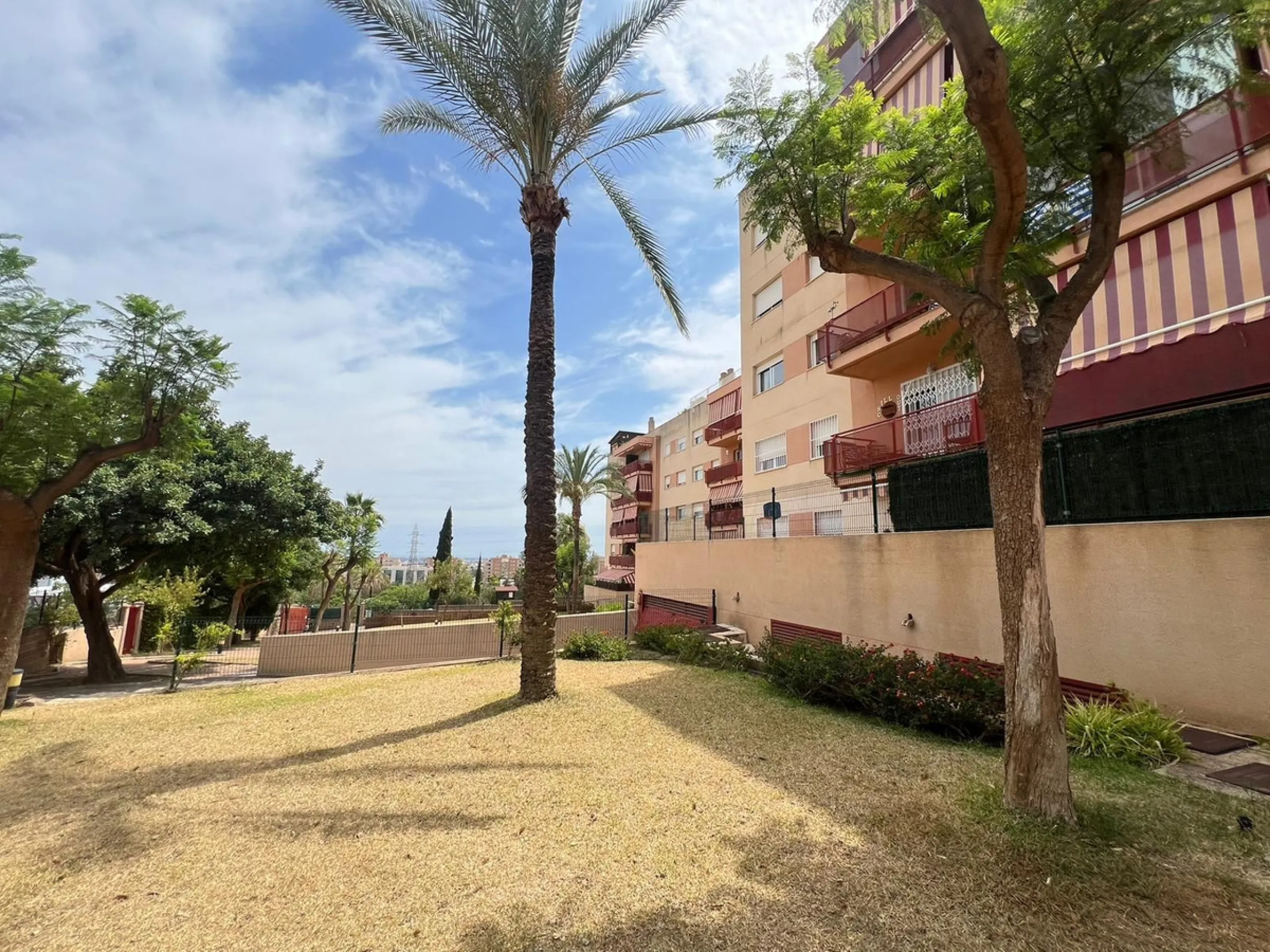 Spacious apartment in the exclusive Puerto de la Torre/Teatinos area, gated community in perfect condition