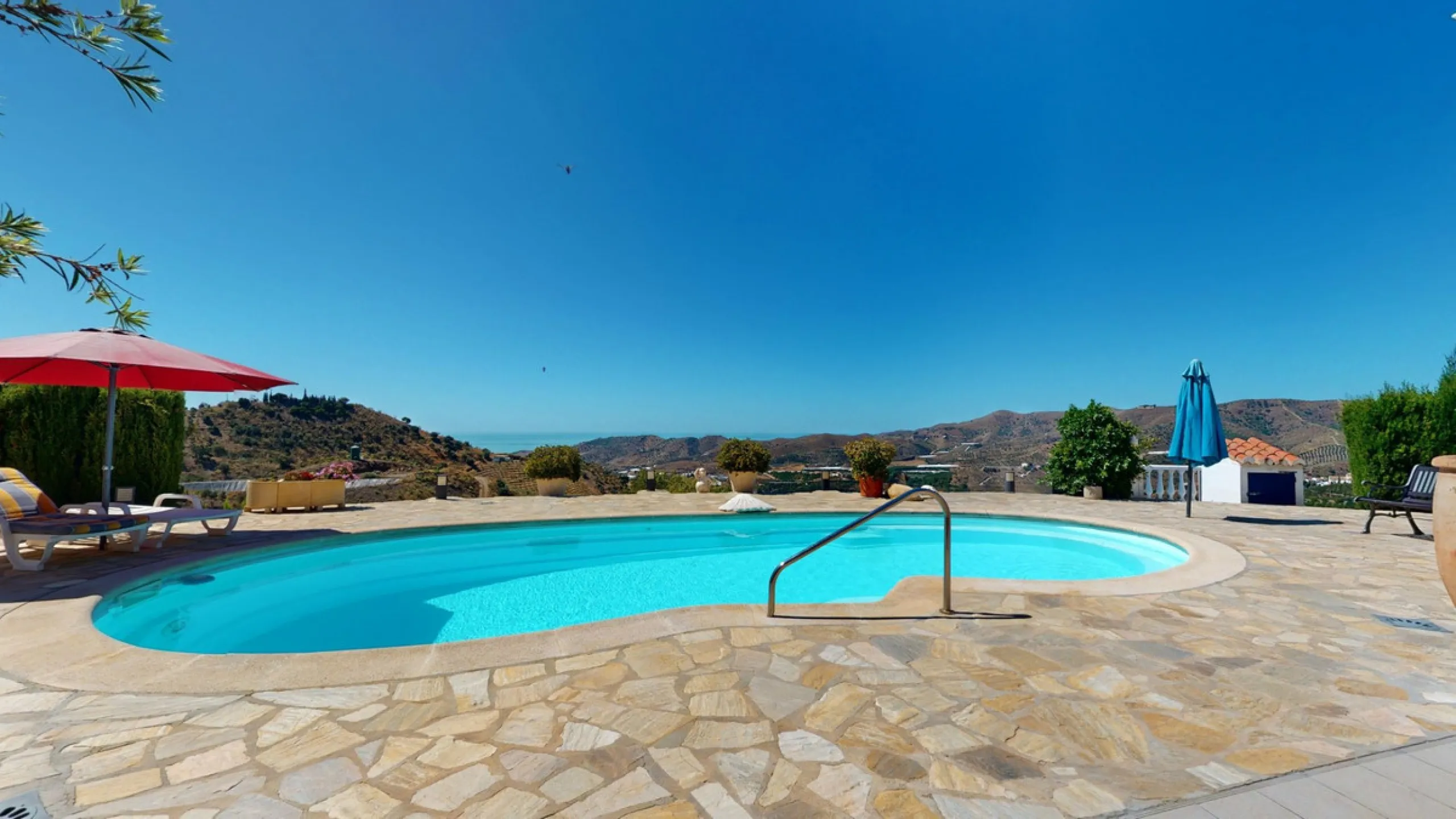This exceptional, spacious U-shaped villa is located in the picturesque area of Iznate and offers two separate living units, each fully equipped. The villa spans two floors and features a total of seven bedrooms and six bathrooms. Each unit includes a fun