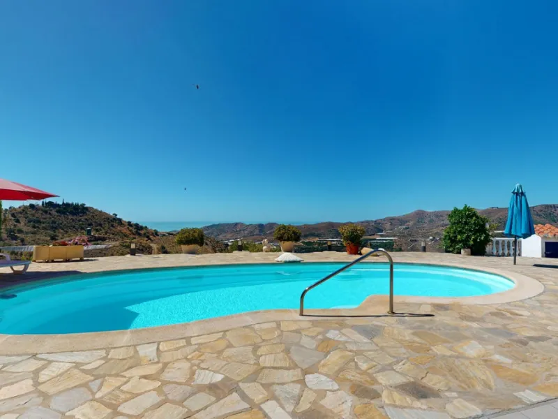This exceptional, spacious U-shaped villa is located in the picturesque area of Iznate and offers two separate living units, each fully equipped. The villa spans two floors and features a total of seven bedrooms and six bathrooms. Each unit includes a fun