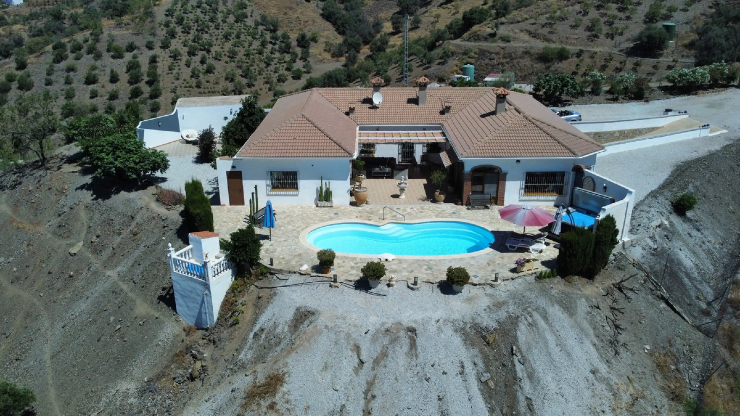 This exceptional, spacious U-shaped villa is located in the picturesque area of Iznate and offers two separate living units, each fully equipped. The villa spans two floors and features a total of seven bedrooms and six bathrooms. Each unit includes a fun