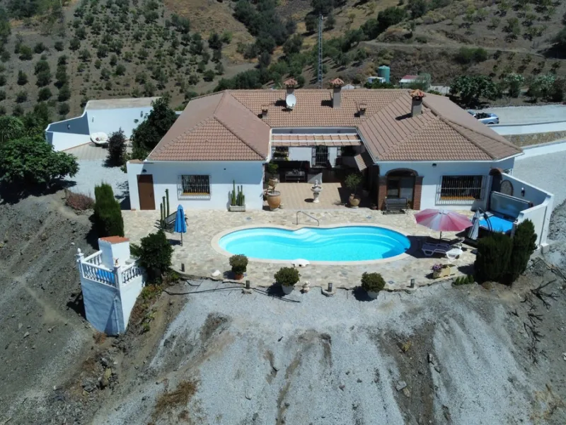 This exceptional, spacious U-shaped villa is located in the picturesque area of Iznate and offers two separate living units, each fully equipped. The villa spans two floors and features a total of seven bedrooms and six bathrooms. Each unit includes a fun
