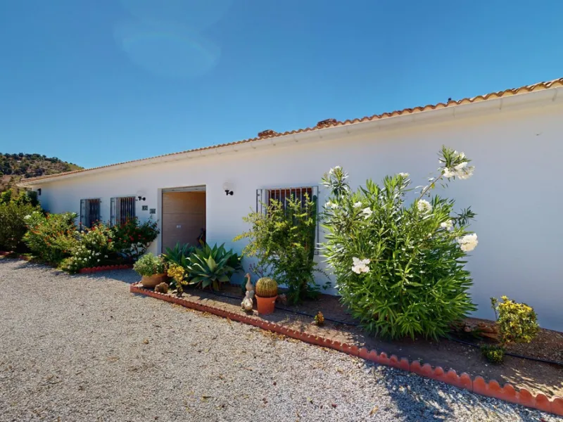 This exceptional, spacious U-shaped villa is located in the picturesque area of Iznate and offers two separate living units, each fully equipped. The villa spans two floors and features a total of seven bedrooms and six bathrooms. Each unit includes a fun