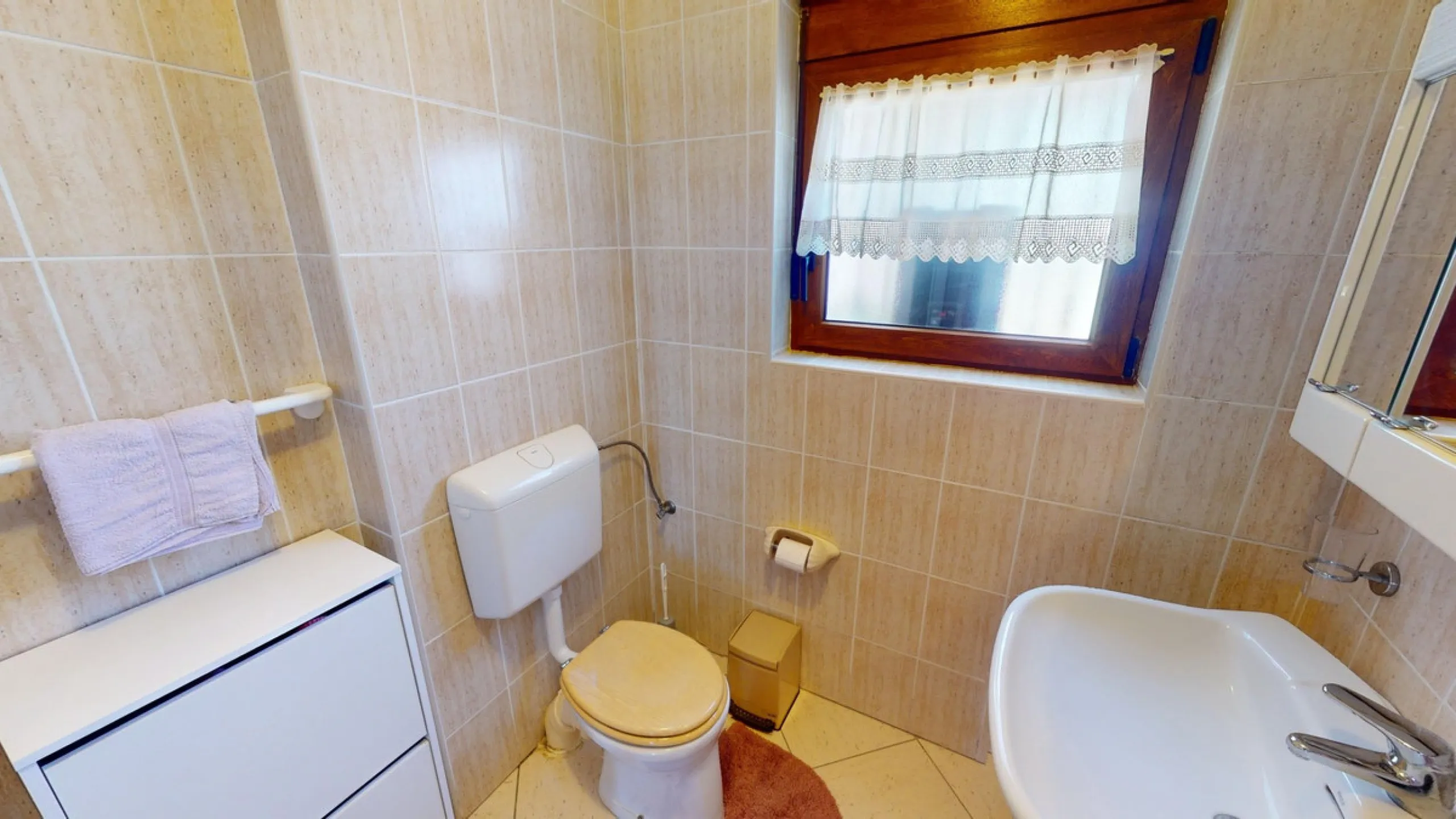 This exceptional, spacious U-shaped villa is located in the picturesque area of Iznate and offers two separate living units, each fully equipped. The villa spans two floors and features a total of seven bedrooms and six bathrooms. Each unit includes a fun