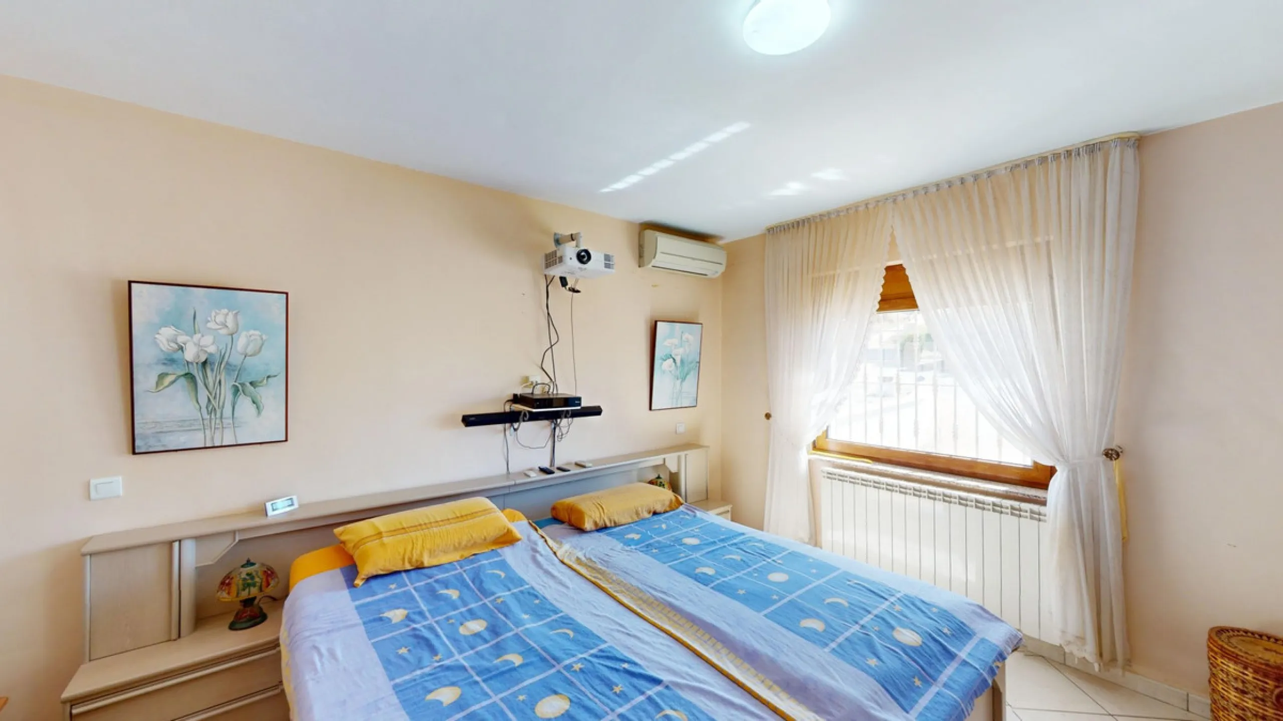 This exceptional, spacious U-shaped villa is located in the picturesque area of Iznate and offers two separate living units, each fully equipped. The villa spans two floors and features a total of seven bedrooms and six bathrooms. Each unit includes a fun
