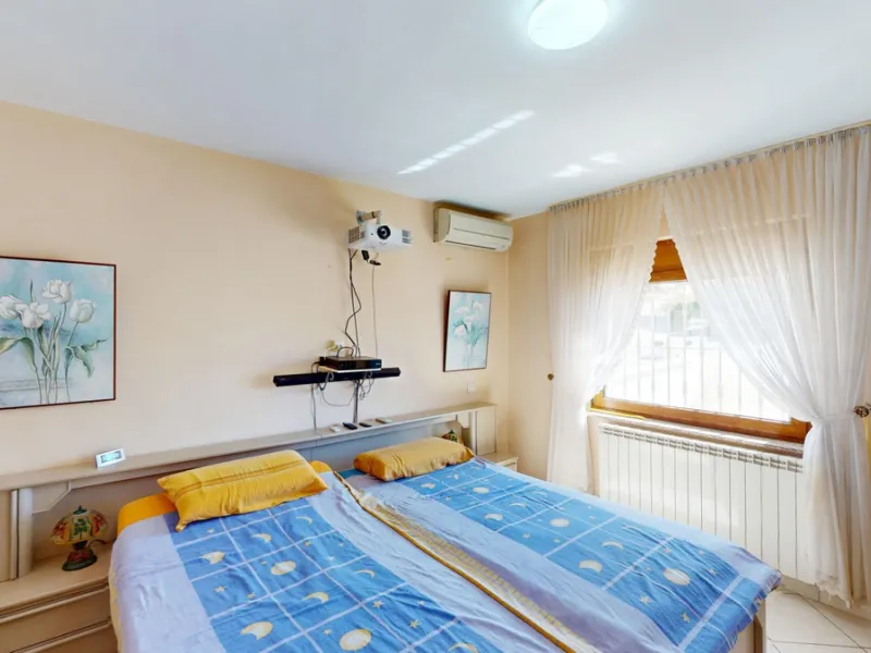 This exceptional, spacious U-shaped villa is located in the picturesque area of Iznate and offers two separate living units, each fully equipped. The villa spans two floors and features a total of seven bedrooms and six bathrooms. Each unit includes a fun
