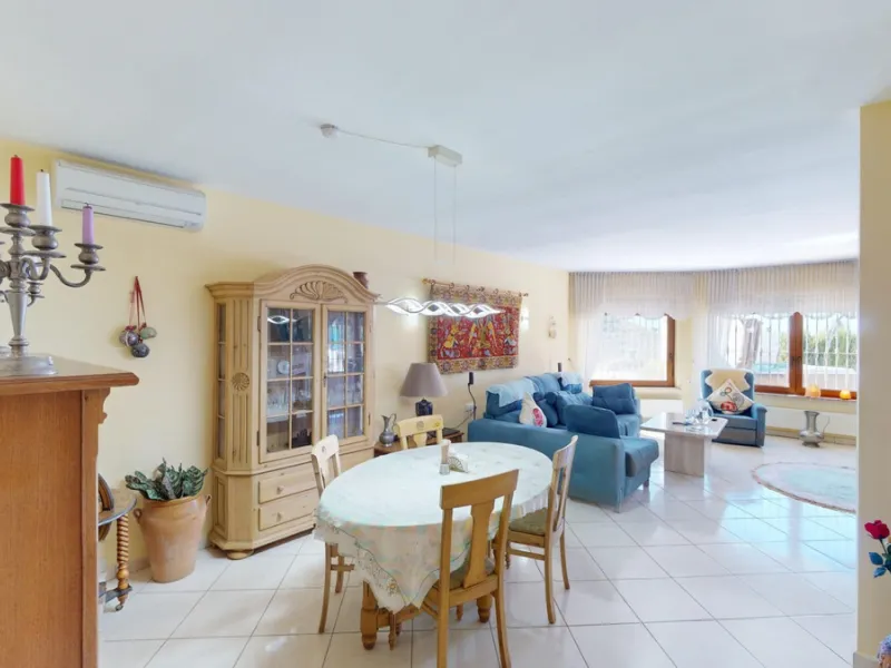 This exceptional, spacious U-shaped villa is located in the picturesque area of Iznate and offers two separate living units, each fully equipped. The villa spans two floors and features a total of seven bedrooms and six bathrooms. Each unit includes a fun