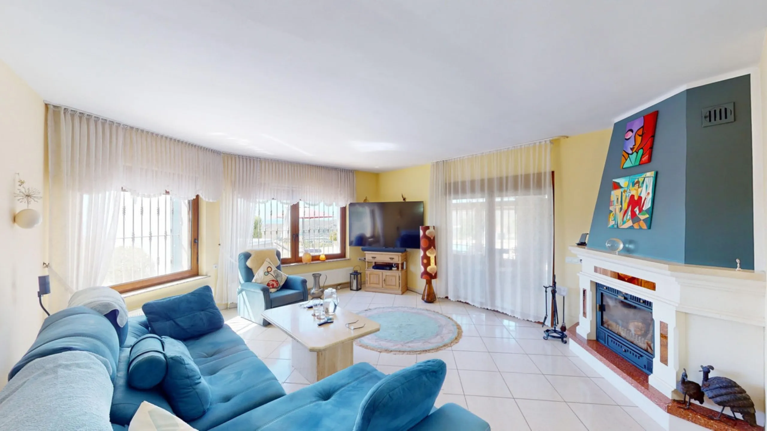 This exceptional, spacious U-shaped villa is located in the picturesque area of Iznate and offers two separate living units, each fully equipped. The villa spans two floors and features a total of seven bedrooms and six bathrooms. Each unit includes a fun