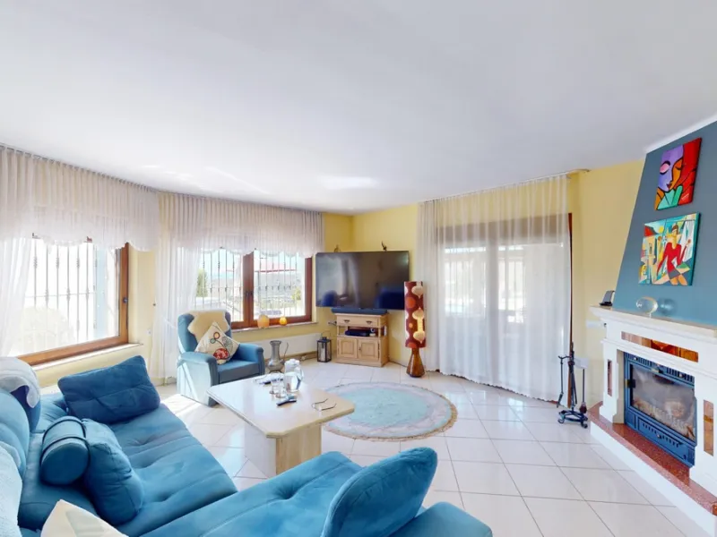 This exceptional, spacious U-shaped villa is located in the picturesque area of Iznate and offers two separate living units, each fully equipped. The villa spans two floors and features a total of seven bedrooms and six bathrooms. Each unit includes a fun