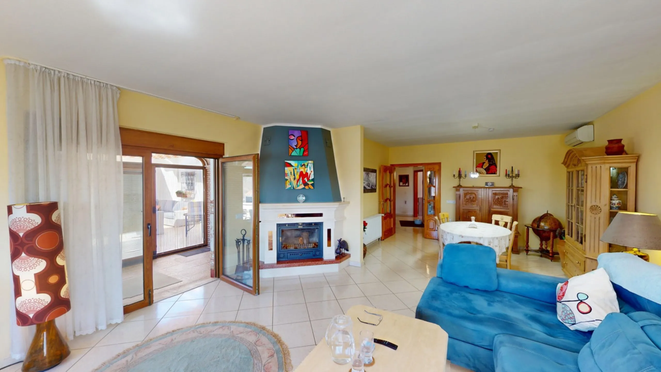 This exceptional, spacious U-shaped villa is located in the picturesque area of Iznate and offers two separate living units, each fully equipped. The villa spans two floors and features a total of seven bedrooms and six bathrooms. Each unit includes a fun