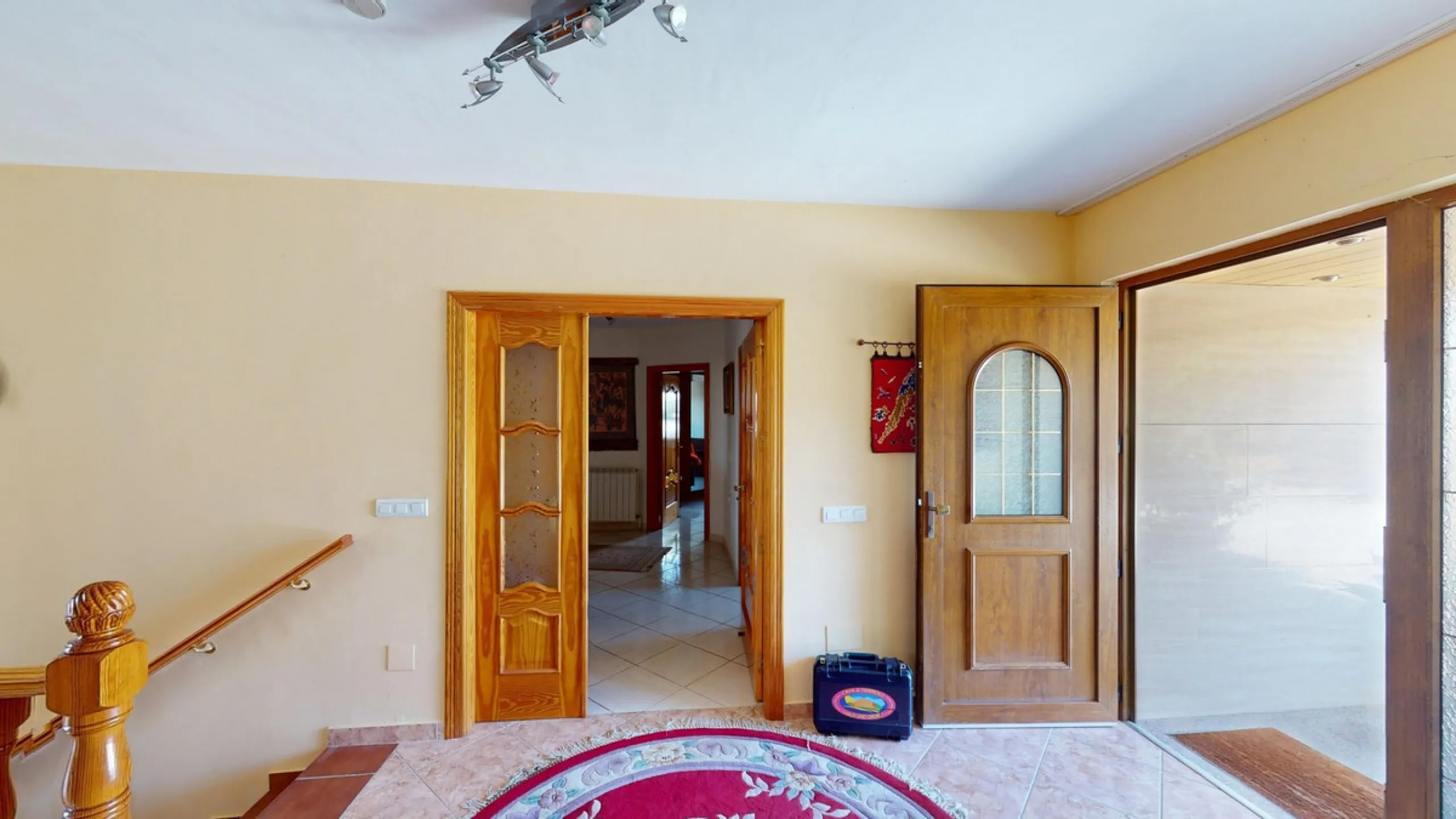 This exceptional, spacious U-shaped villa is located in the picturesque area of Iznate and offers two separate living units, each fully equipped. The villa spans two floors and features a total of seven bedrooms and six bathrooms. Each unit includes a fun