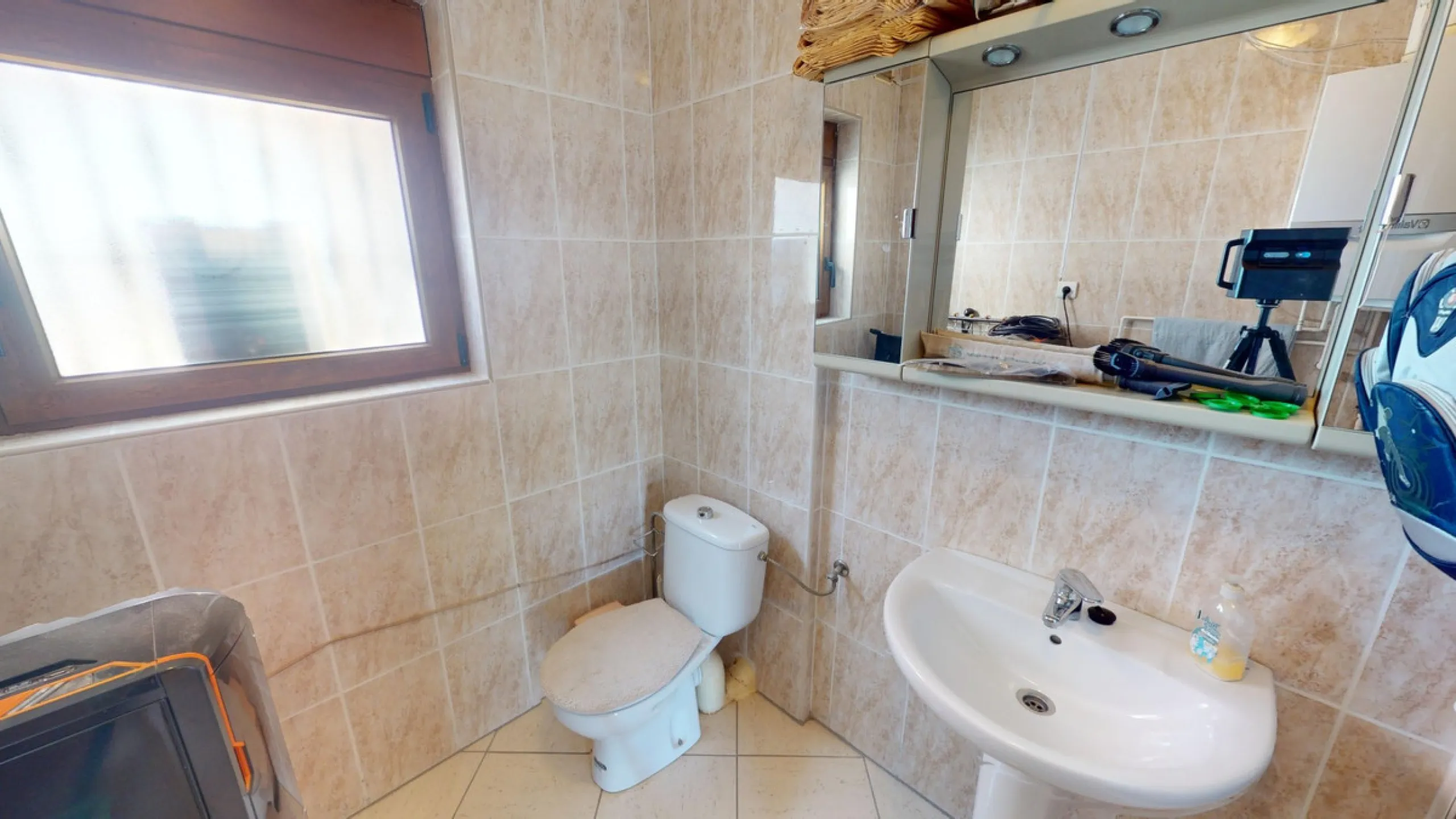 This exceptional, spacious U-shaped villa is located in the picturesque area of Iznate and offers two separate living units, each fully equipped. The villa spans two floors and features a total of seven bedrooms and six bathrooms. Each unit includes a fun
