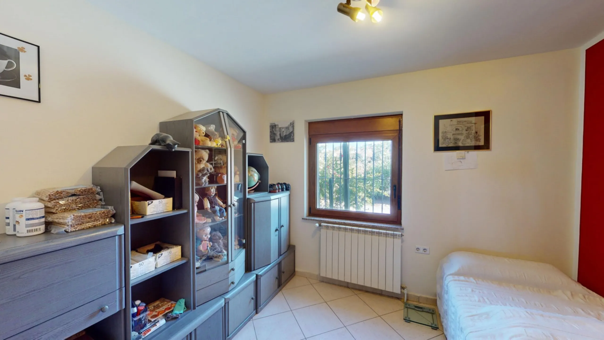 This exceptional, spacious U-shaped villa is located in the picturesque area of Iznate and offers two separate living units, each fully equipped. The villa spans two floors and features a total of seven bedrooms and six bathrooms. Each unit includes a fun