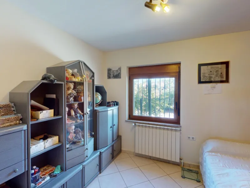 This exceptional, spacious U-shaped villa is located in the picturesque area of Iznate and offers two separate living units, each fully equipped. The villa spans two floors and features a total of seven bedrooms and six bathrooms. Each unit includes a fun
