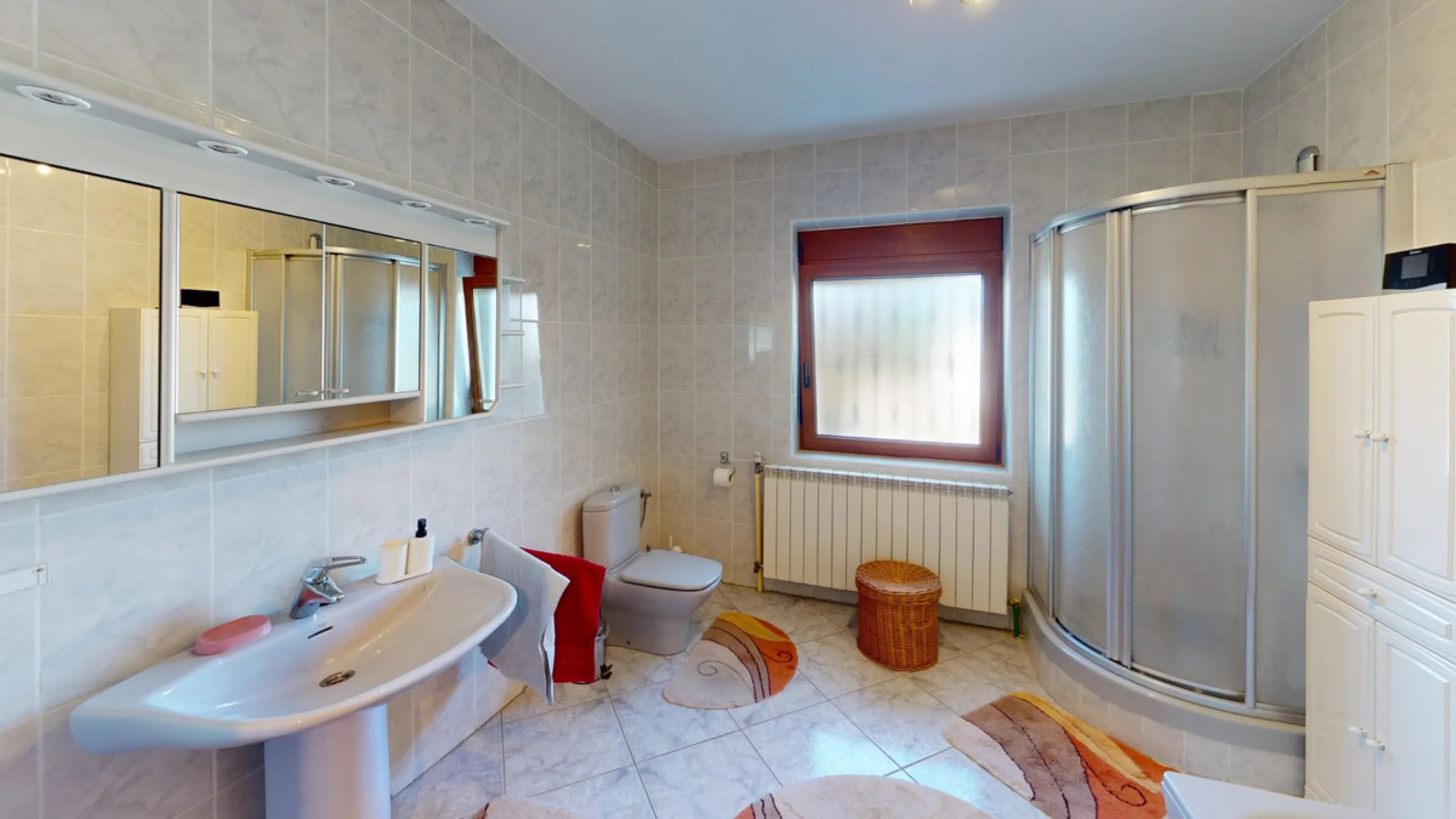 This exceptional, spacious U-shaped villa is located in the picturesque area of Iznate and offers two separate living units, each fully equipped. The villa spans two floors and features a total of seven bedrooms and six bathrooms. Each unit includes a fun