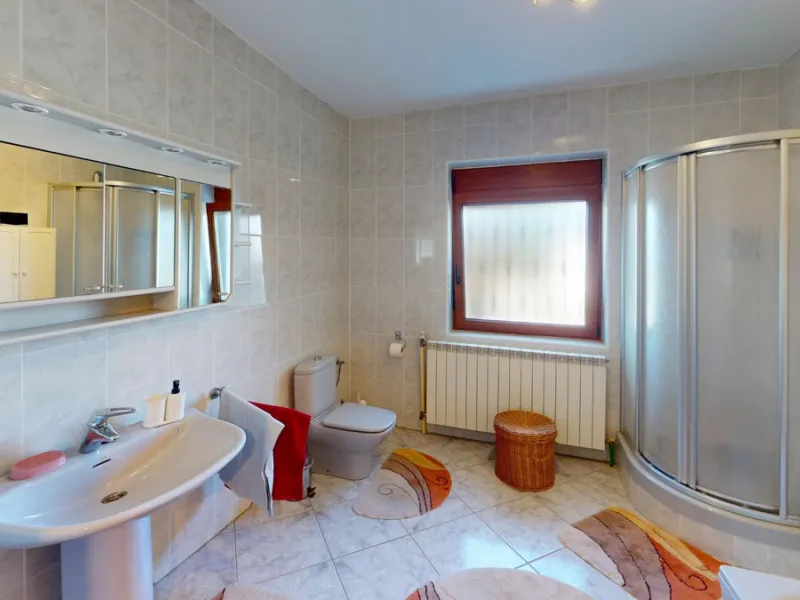 This exceptional, spacious U-shaped villa is located in the picturesque area of Iznate and offers two separate living units, each fully equipped. The villa spans two floors and features a total of seven bedrooms and six bathrooms. Each unit includes a fun