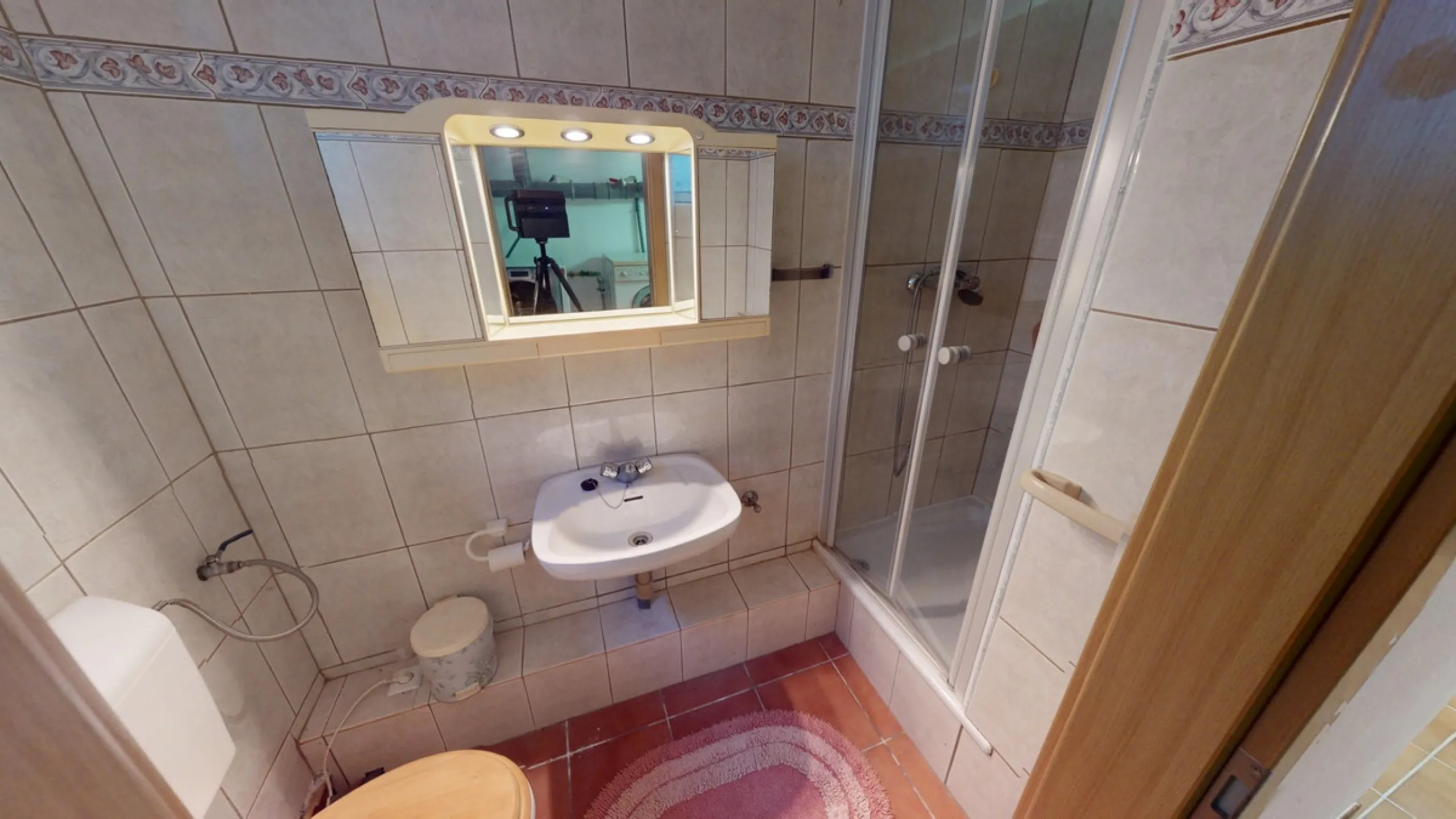 This exceptional, spacious U-shaped villa is located in the picturesque area of Iznate and offers two separate living units, each fully equipped. The villa spans two floors and features a total of seven bedrooms and six bathrooms. Each unit includes a fun